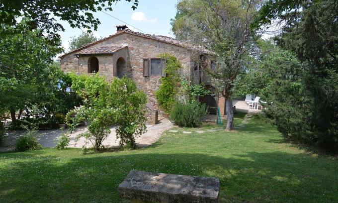 Radicondoli Apartment | LA CASINA apartment in Tuscan countryside with pool and private garden