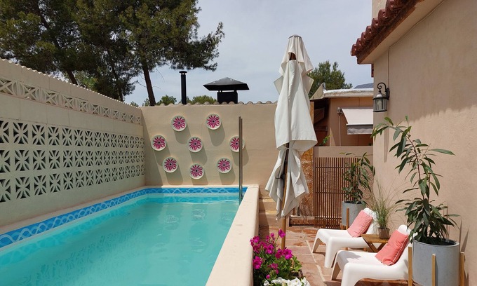 Paterna Ski Chalet | La Casita, 2 bedrooms, garden, pool and hot tub