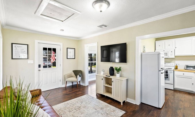 Seguin House | La Casita Blanca - Blocks away from downtown Seguin!