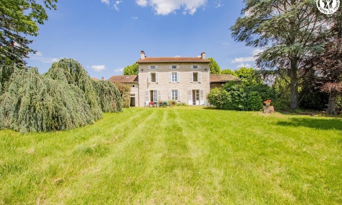Aze House | La Charmille - AZE - Gîte