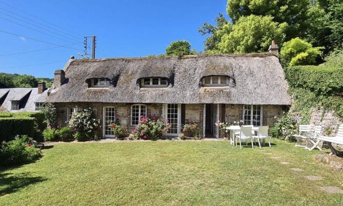 Saint-Valery-en-Caux Cottage | "La Chaumière de Nanou", with large garden and close to the sea.
