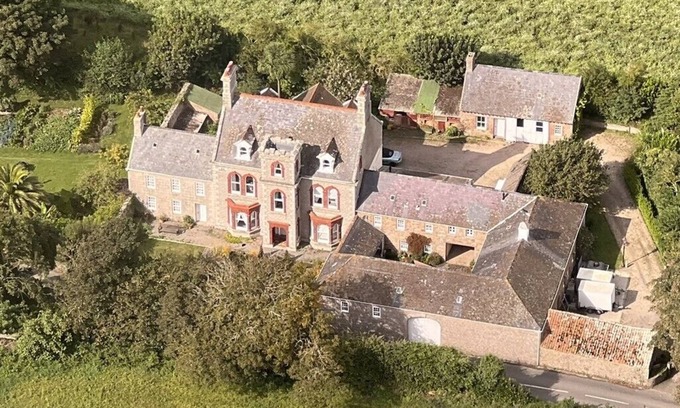 St Ouen Bed & Breakfast | La Croix Guest House AA 4 gold star rated a beautiful grade 2 listed farmhouse