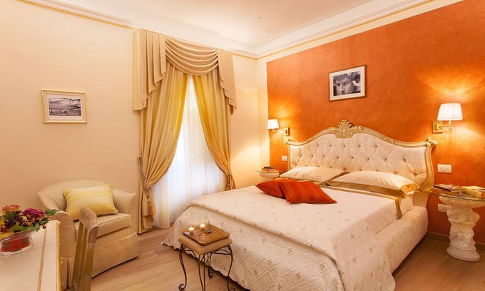 Duomo Apartment | La Culla di Dante Luxury Apartment in front of the Duomo (sleeps 6)