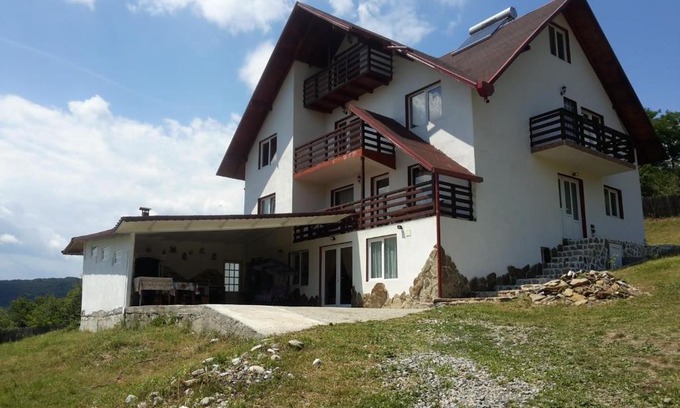 Albestii Paminteni House | La Curtea Argeseana