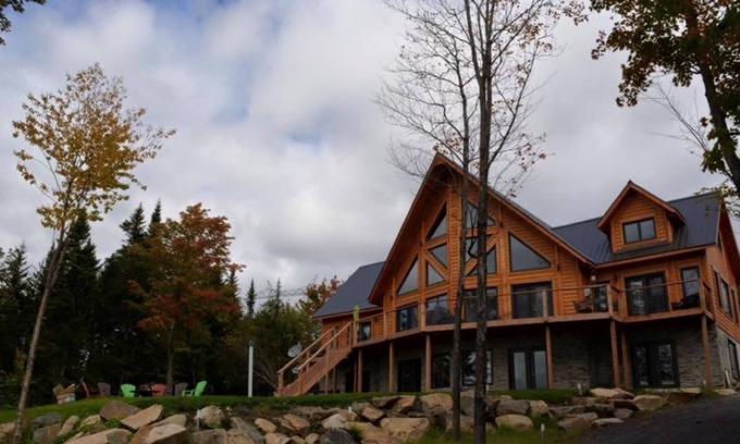 Saint-Joachim Apartment | La Denver - Log Home with SPA (Unit 1)