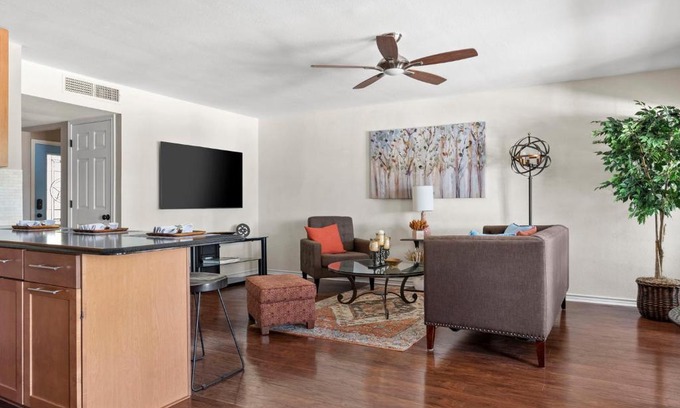 Point Venture House | La Dolce Vita Lakeside Retreat
