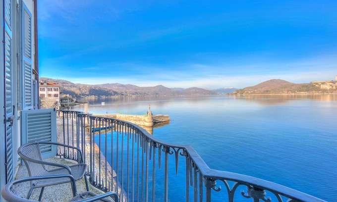 Arona Apartment | La Dolce Vita Pied dans L' Eau, Arona, Italy
