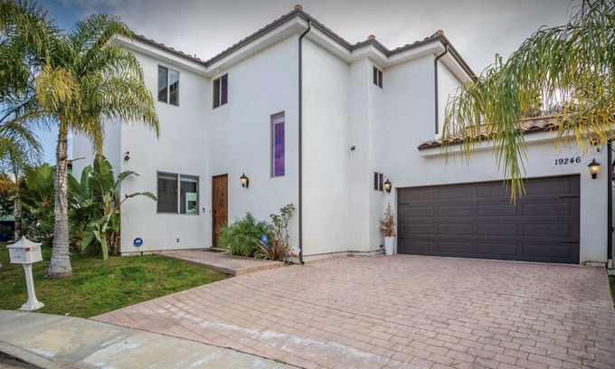 Tarzana House | LA Dream Gem! Beautiful home with Spa and EV charger for Tesla