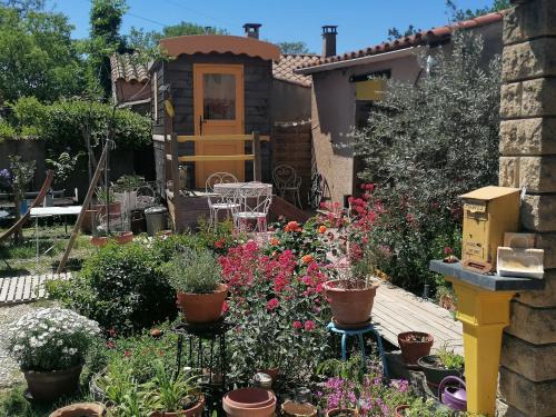 Robion Bed & Breakfast | la fée viviane et michel l'enchanteur