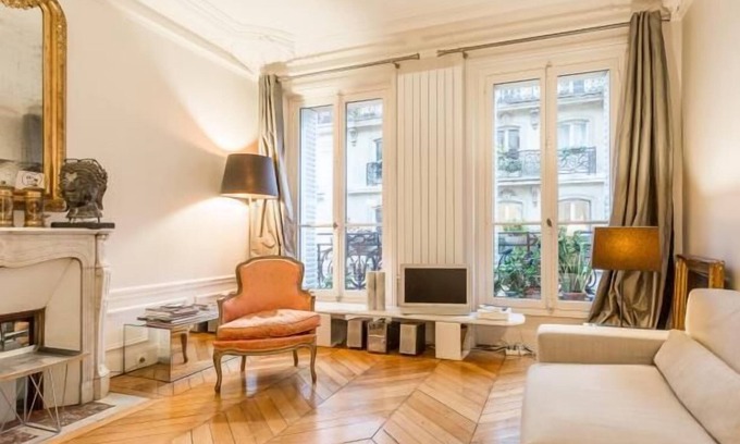 Quartier de Rochechouart Apartment | La Fayette-Montmartre district, 53 m² apartment.
