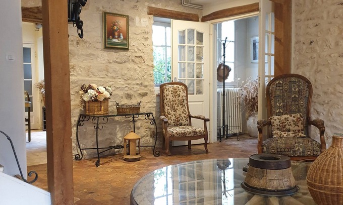 Moret-sur-Loing House | La Ferme de Montmartre in a Medieval Village
