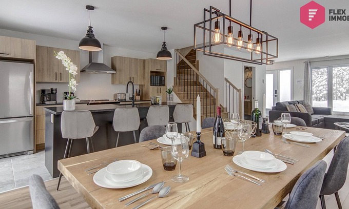 Pont-Rouge Ski Chalet | ⭐ La Fleur Urbaine de Portneuf 🌹 2.5 bathrooms, Hot tub, Sauna and Pool ⭐