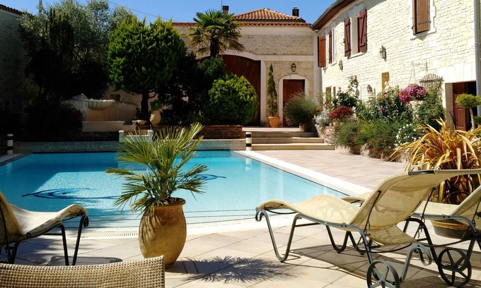 Mansle Bed & Breakfast | La Fontaine des Arts