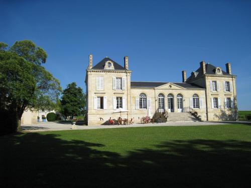 Beychac-et-Caillau House | La France - Gite Chateau