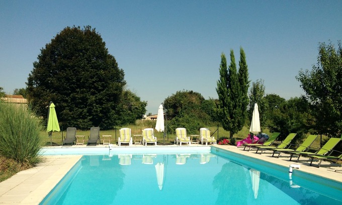 Lorignac Cottage | La Galerie 8 Sleeps 2 bathrooms air conditioner Wifi parking heated Summer pool
