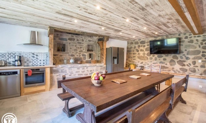 Saint-Sauves-d'Auvergne House | La Grange de Liournat