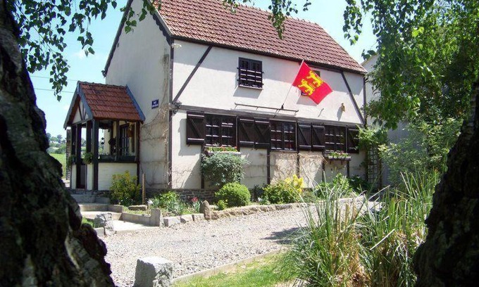 Perriers-en-Beauficel Bed & Breakfast | La Grande Mardelle - "La Grange"