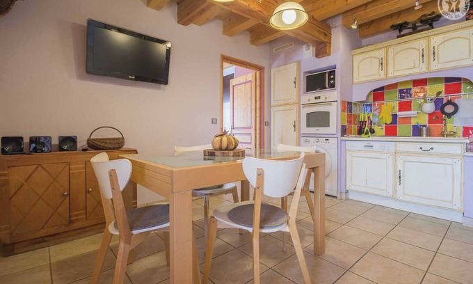Clery House | LA GRIVE - CLERY - Gîte