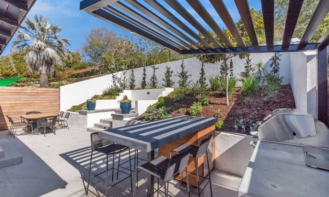 Beach Barber Tract House | La Jolla Coastal Haven: Charming Home by Windansea