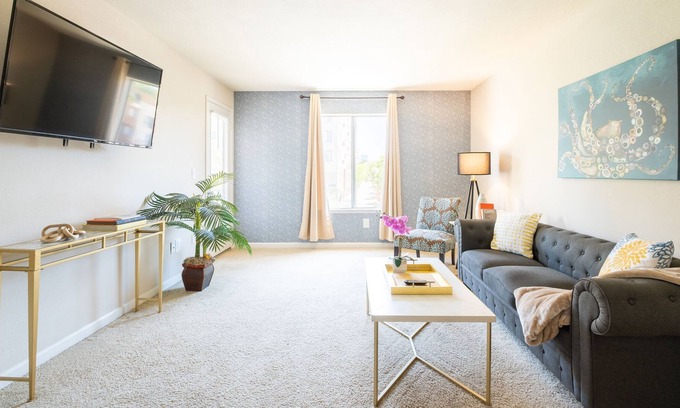 University City Apartment | La Jolla UTC King Bed Suite💎w/Pool, Sauna, Parking, Wi-Fi