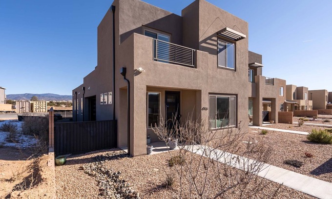 Santa Fe House | La Joya de Sur | Near the Santa Fe Sights!