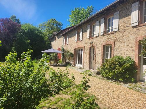 Saint-Leonard-de-Noblat Bed & Breakfast | La Longère du cheval noir chambre d'hôtes référence et table d'hôtes, en pleine nature, proche d'une cité médièvale, parking couvert securisé
