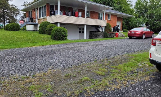 Frontenac Apartment | La Madeleine, Appartement Rez-de-Jardin parfait pour travail ou loisir.