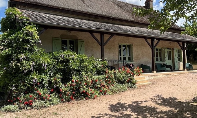 Saint-Marcelin-de-Cray House | La Maison de Command, Gîte Pour 6 Personnes en Campagne, Avec Piscine
