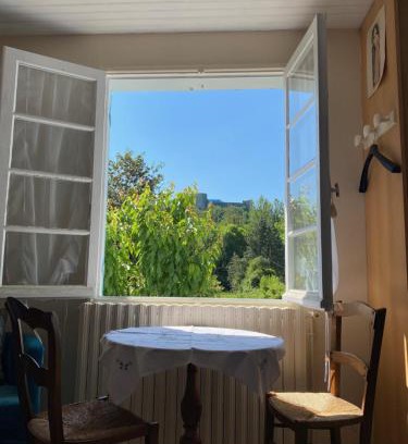 Sauveterre-la-Lemance Bed & Breakfast | La maison bleue