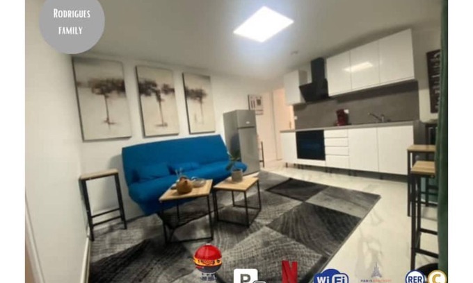 Noyer Renard House | La maison bleue (4 km from Orly airport without planes)