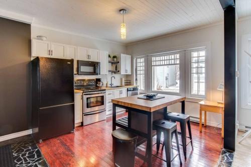 Quartier 5-4 Apartment | La Maison bleue des Artistes