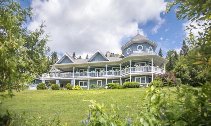 Saint-Hermenegilde Bed & Breakfast | La Maison Bleue du Lac Wallace