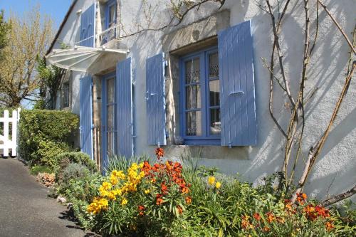 Saint-Gelais House | LA MAISON BLEUE