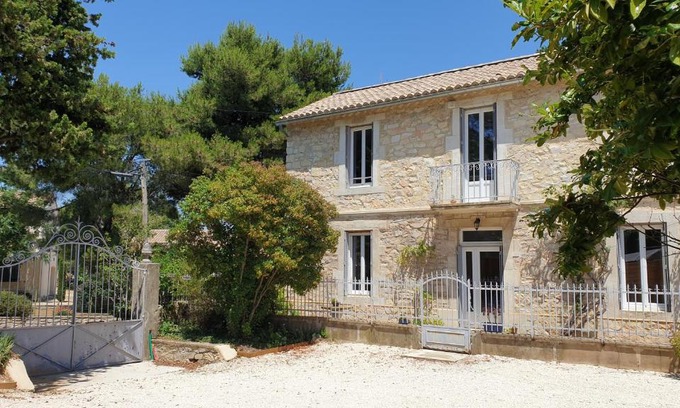 Saint-Victor-la-Coste House | La Maison d'Isidore - Gîte 6 personnes avec climatisation, piscine et jardin clos