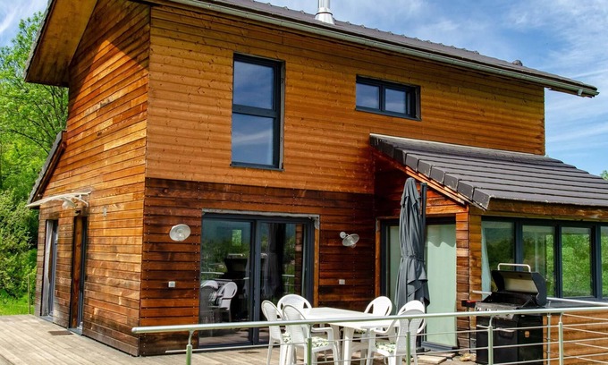 Sentenac-d'Oust Ski Chalet | La maison de Canlat.nA comfortable chalet ideal for a family stay.
