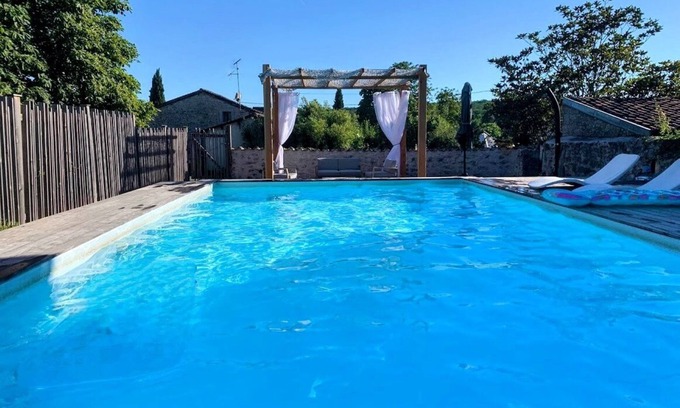 Graves-Saint-Amant House | La Maison des Vendangeurs, authentic stone gîte with pool