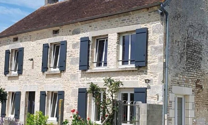 Ronai House | La maison des écuyers*jardin*barbecue*calme* (The squires' house)