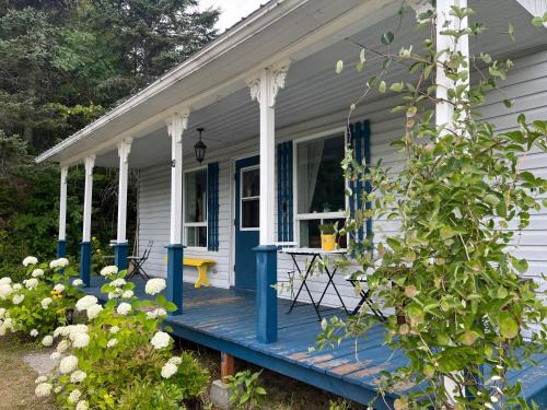 L'Anse-Saint-Jean House | La maison des Coteaux