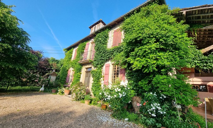 Molas House | La Maison des Roses – Charming retreat in Gascony with heated pool & flower garden