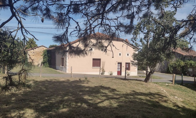 Genouille House | La Maison des Roses 1-Bed House in Genouille