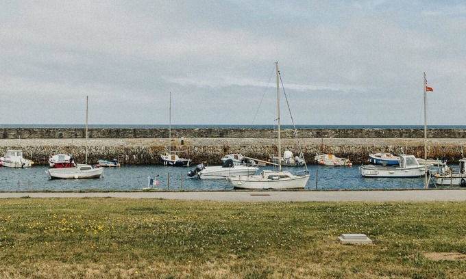 Cotentin Peninsula House | La Maison du Pêcheur Vue Imprenable sur le Port du Becquet