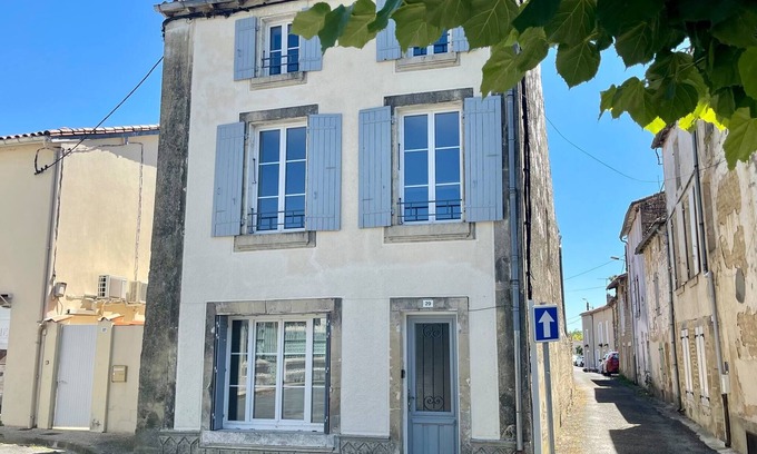 Aulnay House | La Maison Saint Pierre, Aulnay