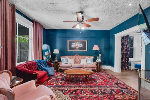 Moncton House | La Maison Victoria - Beautiful 4BR House Downtown Moncton