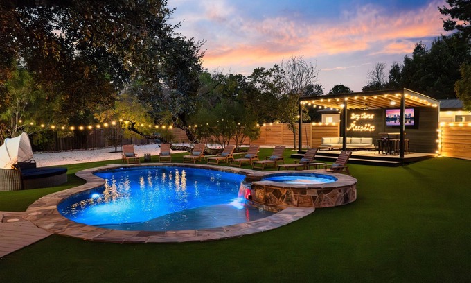 Flournoy Acres House | ~La Mariposa~ Best Backyard in Austin ~Sleeps 25