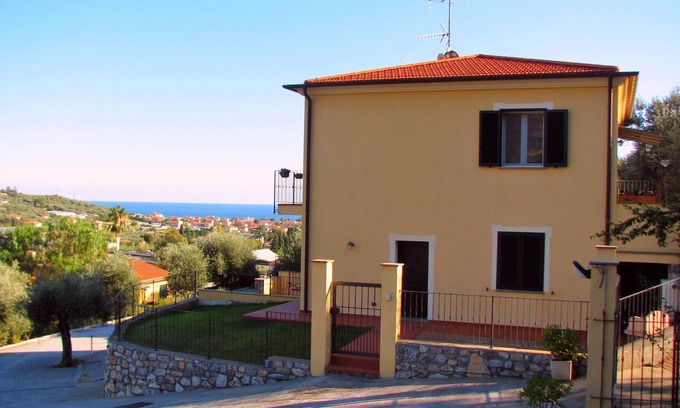 Diano Castello Apartment | La Meloria: Private Terrace and Garden with BBQ - 2 Km from Diano Marina Beaches
