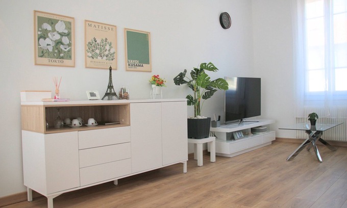 Montmuzard House | La Miranda Dijon: House with Private Parking, Garden & Terrace