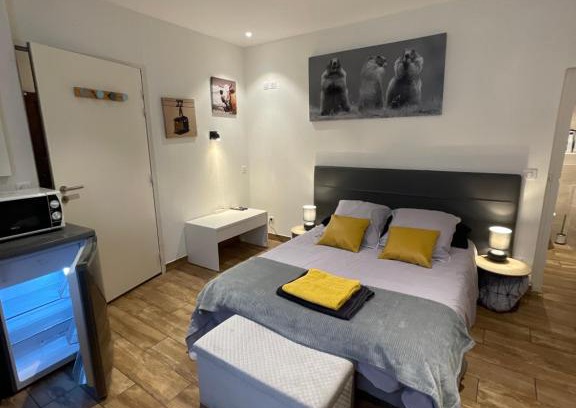 Moutiers Apartment | la Montagnette les marmottes STUDIO maison en travaux de 10h a 17h