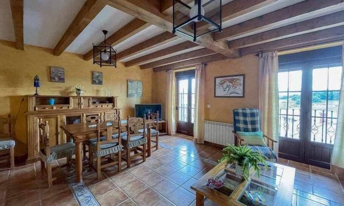 Hoyos del Espino Apartment | La Nava de Gredos, cozy flat with views