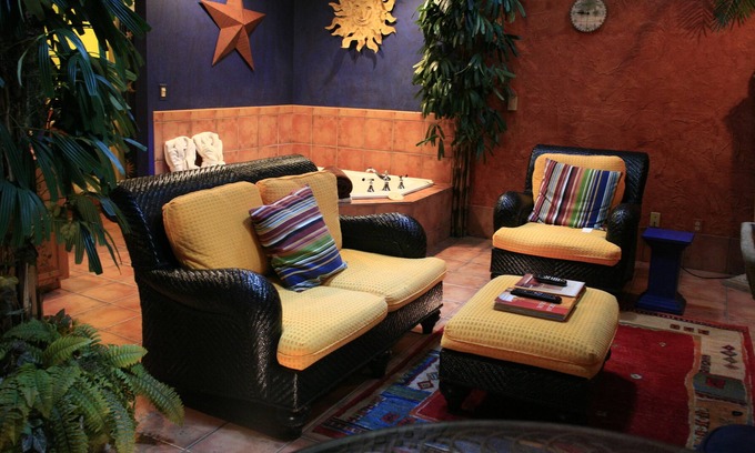 Utica House | La Noche-Cottage-Jacuzzi-Queenn ( no pet)
