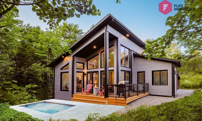 Pont-Rouge Ski Chalet | ⭐ La North Star de Portneuf 🌟 Private SPA in forest Pool Sauna Billiards ⭐